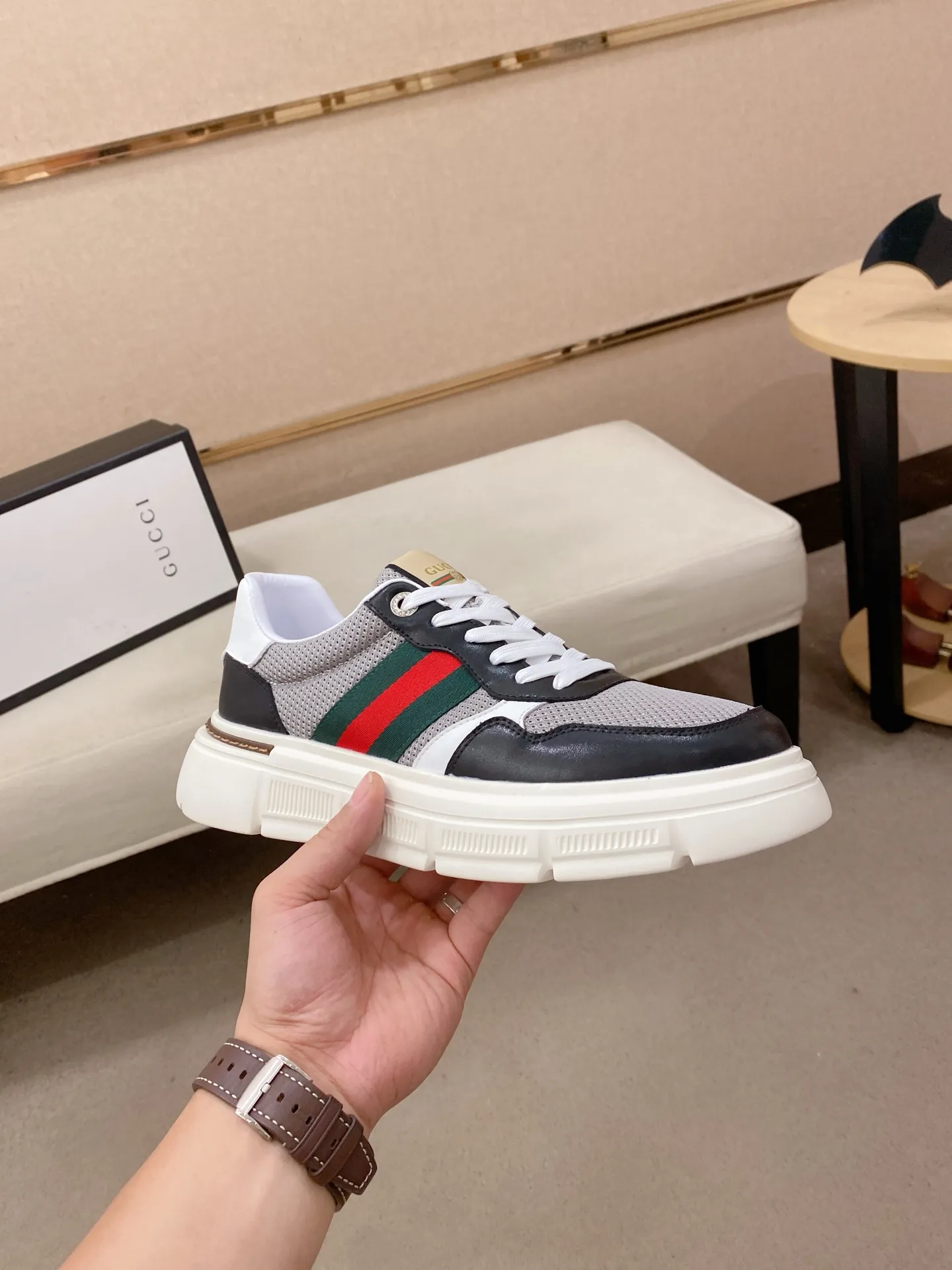 Men's shoes💰 420💰The new GUCCI (Gucci) counters are launched simultaneously. The new men's shoes, 😘fabrics are selected from imported cowhide, and the lining is sheepskin lining. 👍🏿 High-end ☄️ air-cushion molded anti-slip rubber outsole, exquisite lines, simple and elegant, comfortable and high-end for leisure travel. Code number: 38 to 44 (45 can be customized and cannot be returned or exchanged)